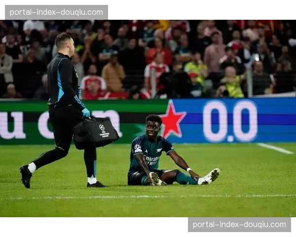 伤病更新：阿森纳确认萨卡在曼城一役中受撞击，但伤势不重