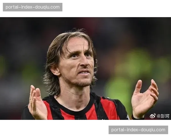 特写瞬间：38岁莫德里奇替补登场，伯纳乌全场起立鼓掌